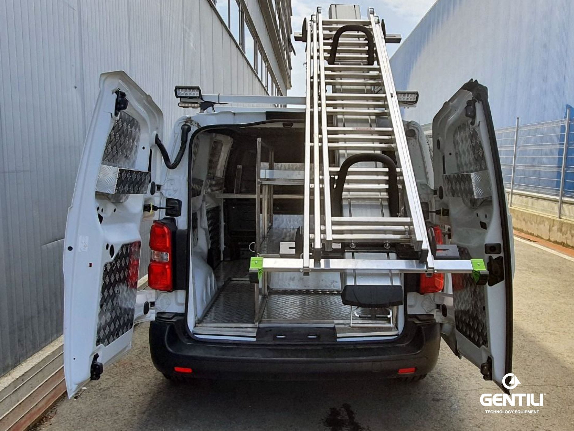 Bedrijfswagen met G2000 Harrier Ladder liftsysteem APA NOVA Integro