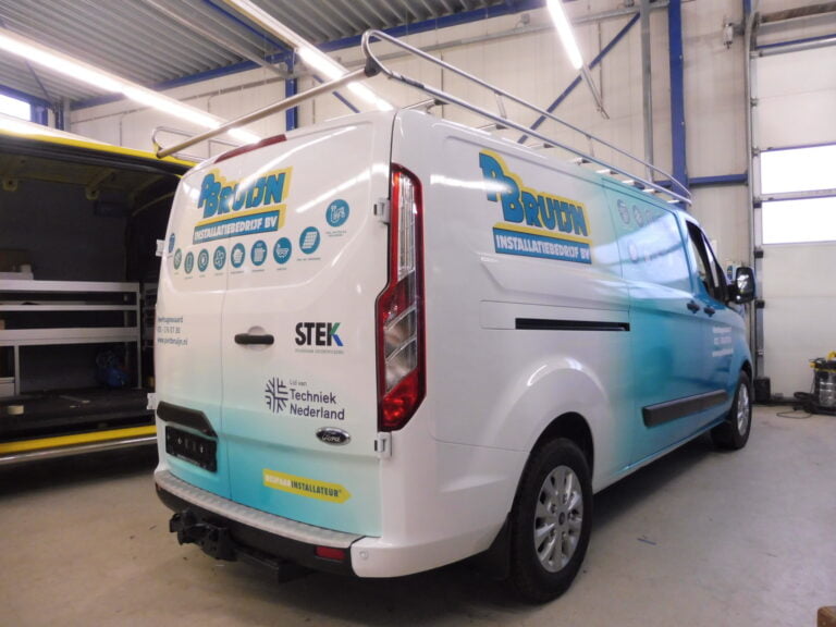 Bedrijfswageninrichting en bestickering Piet Bruijn Installatiebedrijf